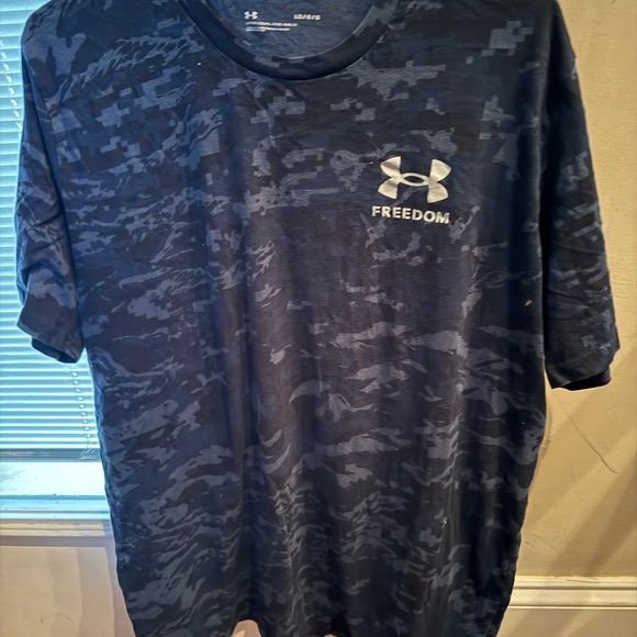 Men’s navy camo under armour tee like new size large - Picture 1 of 1